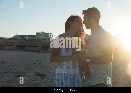 Romantico coppia giovane faccia a faccia sulla spiaggia al tramonto, Spring Lake, New Jersey, STATI UNITI D'AMERICA Foto Stock