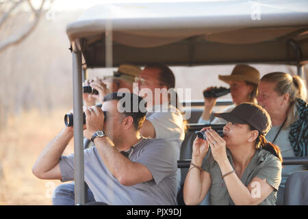 I turisti su safari tour, Victoria Falls, Zimbabwe Foto Stock