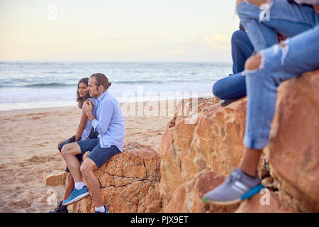 Amici rilassante sulla spiaggia, Plettenberg Bay, Western Cape, Sud Africa Foto Stock