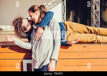 Giovane kissing sul palco Foto Stock