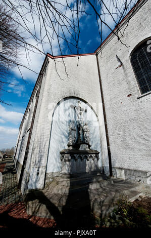 Il XVIII secolo St Amandus chiesa in Kwaremont, Kluisbergen (Belgio, 20/03/2012) Foto Stock