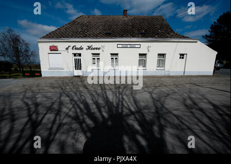 Il pub d'Oude Hoeve in una ex casa colonica in Kwaremont, Kluisbergen (Belgio, 20/03/2012) Foto Stock