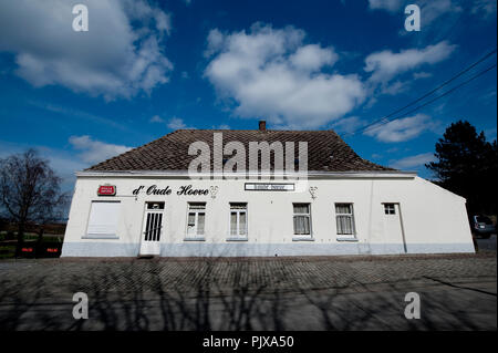 Il pub d'Oude Hoeve in una ex casa colonica in Kwaremont, Kluisbergen (Belgio, 20/03/2012) Foto Stock