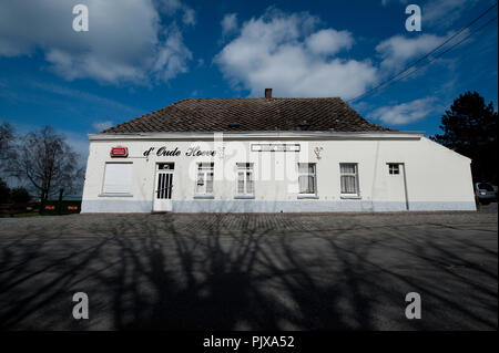 Il pub d'Oude Hoeve in una ex casa colonica in Kwaremont, Kluisbergen (Belgio, 20/03/2012) Foto Stock