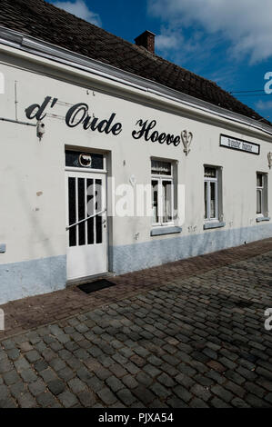 Il pub d'Oude Hoeve in una ex casa colonica in Kwaremont, Kluisbergen (Belgio, 20/03/2012) Foto Stock