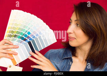 Miglioramento di casa. Belle Donne scegliendo un colore dalla tavolozza dei colori. Il rinnovamento di una stanza. Foto Stock