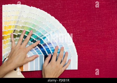Miglioramento di casa. Belle Donne scegliendo un colore dalla tavolozza dei colori. Il rinnovamento di una stanza. Foto Stock