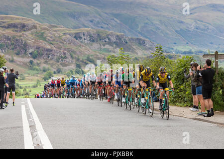 I ciclisti in ovo Energy Tour della Gran Bretagna si avvicinano al vertice di Chestnut Hill fuori Keswick, Cumbria, Inghilterra. La gara è una libera manifestazione pubblica. Foto Stock