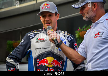 Quattro volte Campione del Mondo Rally Sebastien Ogier (FRA) della Volkswagen Motorsport parla allo start del Rally Australia,il quattordicesimo e ultimo round del 2016 FIA World Rally Championship. Volkswagen ha annunciato il suo ritiro dal Campionato del Mondo Rally dopo il round finale in Australia. Foto Stock