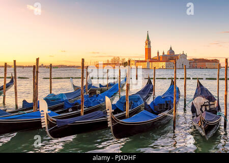 Venezia Alba. Venezia gondole su Piazza San Marco a sunrise Foto Stock