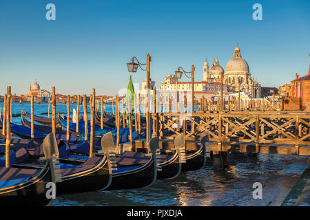 Le gondole venete a sunrise in Canal Grande vicino a San Marco Foto Stock