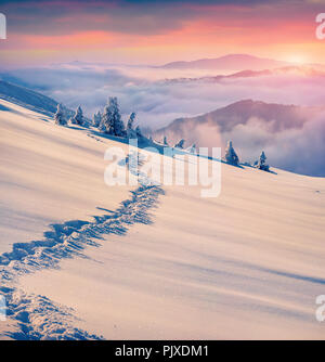 Bellissima alba invernale in montagna. In stile retrò. Foto Stock