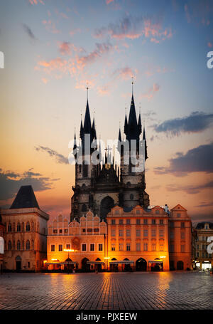 Tempio di Tyn- sulla piazza della Città Vecchia di Praga all'alba Foto Stock