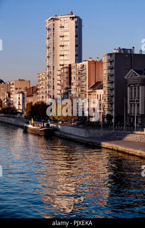 Highrise edifici sul Quai Edouard Van Beneden bank lungo il fiume Mosa a Liegi (Belgio, 30/09/2011) Foto Stock