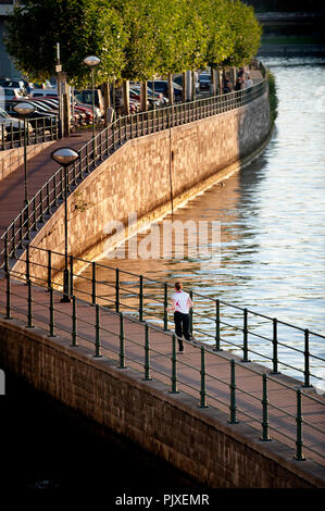 La gente di jogging sul Quai de Churchill lungo il fiume Mosa a Liegi (Belgio, 30/09/2011) Foto Stock