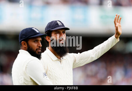 L'Inghilterra del Adil Rashid e Moeen Ali (a destra) durante il test match al Kia ovale, Londra. Foto Stock