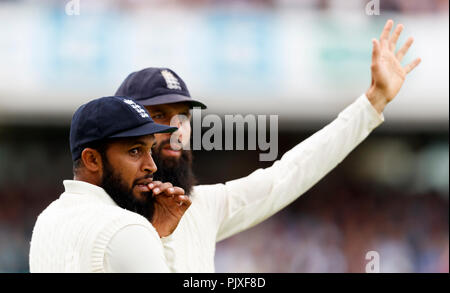 L'Inghilterra del Adil Rashid e Moeen Ali (a destra) durante il test match al Kia ovale, Londra. Foto Stock