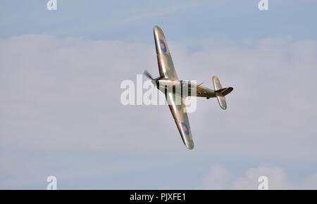 Hawker Hurricane Mk.I P3717 (G-HITT) volare a Shuttleworth militare Airshow Pageant il primo luglio 2018 Foto Stock