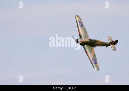 Hawker Hurricane Mk.I P3717 (G-HITT) volare a Shuttleworth militare Airshow Pageant il primo luglio 2018 Foto Stock