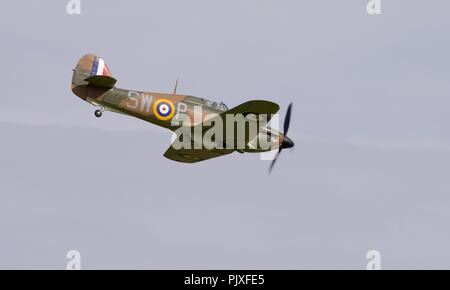 Hawker Hurricane Mk.I P3717 (G-HITT) volare a Shuttleworth militare Airshow Pageant il primo luglio 2018 Foto Stock