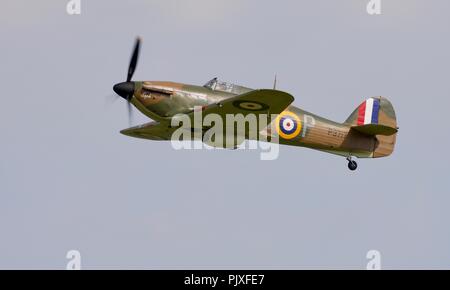 Hawker Hurricane Mk.I P3717 (G-HITT) volare a Shuttleworth militare Airshow Pageant il primo luglio 2018 Foto Stock