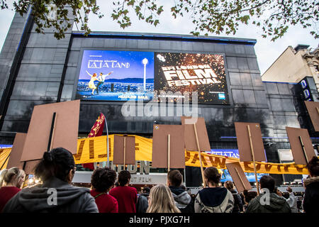 Ritzy Cinema lavoratori perturbato il tappeto rosso proiezione del film "La La terra' presso il Teatro Odeon a Leichester Square durante il BFI London Film Festival. Banner porta dichiarando "Il Ritzy strikes back' nella loro lotta per vivere a Londra salariali (LLW) Foto Stock