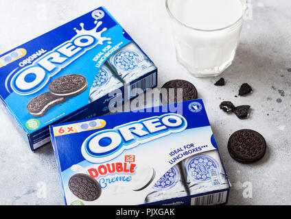 LONDON, Regno Unito - 05 settembre 2018: Oreo cookie con un bicchiere di latte sul top della cucina dello sfondo. Foto Stock