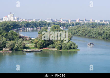 La confluenza del fiume Sava e i fiumi Danubio a Belgrado in Serbia. Foto Stock