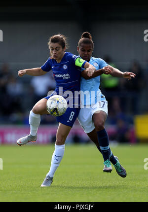 Chelsea di Karen Carney e il Manchester City's Nikita Parris (destra) in azione durante la FA DONNA Super League a Kingsmeadow, Londra. Foto Stock