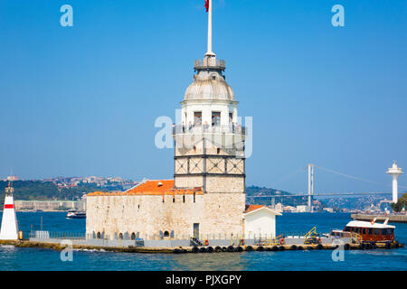 Maiden's island, ad Istanbul in Turchia al tramonto del tempo. Xv luglio martire ponte sul Bosforo e sfondo Foto Stock