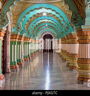 Mysuru, India - 2 Marzo 2018: Colonne in platea corridoio all'interno del Palazzo Reale, chiamato anche il Palazzo Ambavilas, a Mysuru nello stato di Karnataka Foto Stock