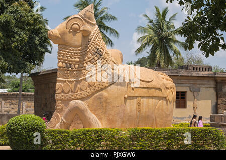 Gangaikondacholapuram, India - 16 Marzo 2018: scultura del mitico bull Nandi presso il santuario dedicato al suo maestro Shiva in Tamil Nadu Foto Stock