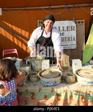 Potter lavorando a uno spagnolo fiesta Foto Stock