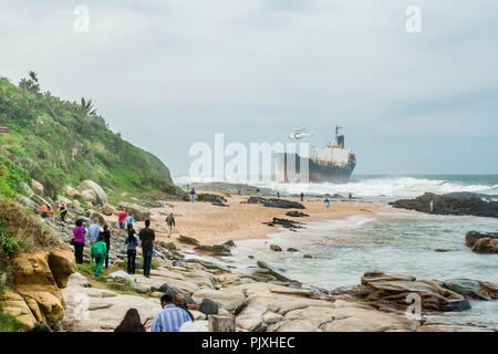 Il Phoenix, un ingombro abbandonati petroliera arenata sulla spiaggia di Sheffield su Durban North Coast Foto Stock