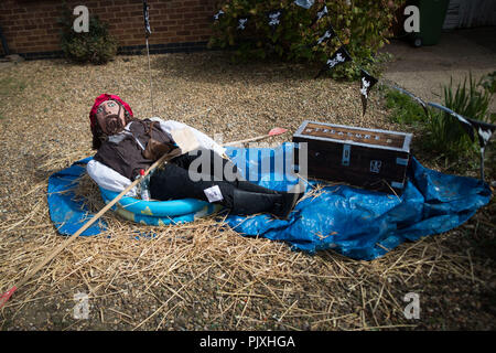 Un capitano Jack Sparrow spaventapasseri dai pirati dei Caraibi sul display a Harpole Villiage a Northampton, come essi ospitano la ventunesima edizione Harpole Spaventapasseri Festival. Foto Stock