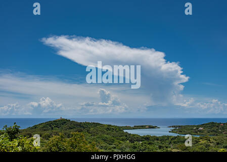 Cumulonimbus incudine Cloud Off isola dei Caraibi Foto Stock