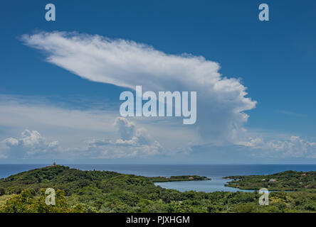 Cumulonimbus incudine Cloud Off isola dei Caraibi Foto Stock