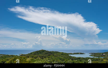 Cumulonimbus incudine Cloud Off isola dei Caraibi Foto Stock