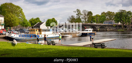 Irlanda, Co Leitrim, Carrick-on-Shannon, barche ormeggiate sul fiume dal club di canottaggio, panoramica Foto Stock