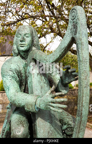 Irlanda, Co Leitrim, Mohill, arpista e compositore Turlough O'Carolan scultura in bronzo di Oisin Kelly Foto Stock