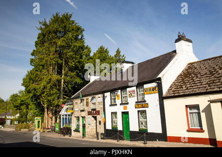 Irlanda, Co Leitrim, Keshcarrigan village, Gerties Ristorante e Bar e la vecchia casella telefono Foto Stock