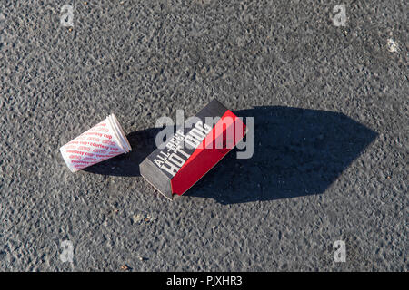 Scartato AMC bicchiere di carta e tutti-Carni bovine hot dog box su asfalto, California Foto Stock