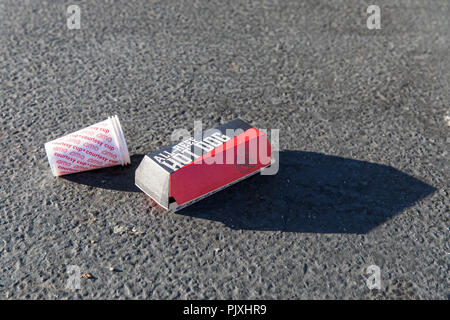 Scartato AMC bicchiere di carta e tutti-Carni bovine hot dog box su asfalto, California Foto Stock