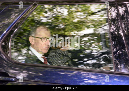 Il primo ministro Theresa Maggio e il marito Phillip può arrivare a Crathie Kirk in Scozia prima di frequentare una domenica mattina il servizio in chiesa. Foto Stock