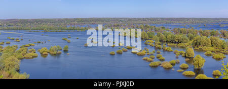 Fiume Desna allagata nella periferia di Novgorod Siversky nella parte settentrionale dell'Ucraina nella primavera del 2018 Foto Stock