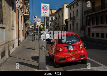 Auto elettrica essendo addebitato sulla strada in Italia Foto Stock