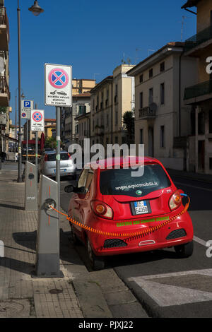 Auto elettrica essendo addebitato sulla strada in Italia Foto Stock
