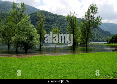 Corlo lago è un bacino artificiale interamente compreso nel comune di Arsiè in provincia di Belluno, Veneto, Italia, costruito nel 1954. Foto Stock