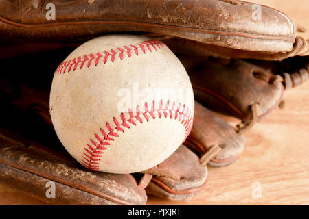 Attrezzature sportive di Baseball vecchio su uno sfondo di legno Foto Stock