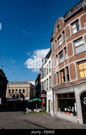 Impressione di la Place des Armes e la Rue de Bavière a Namur, capitale della Regione vallone (Belgio, 18/08/2010) Foto Stock